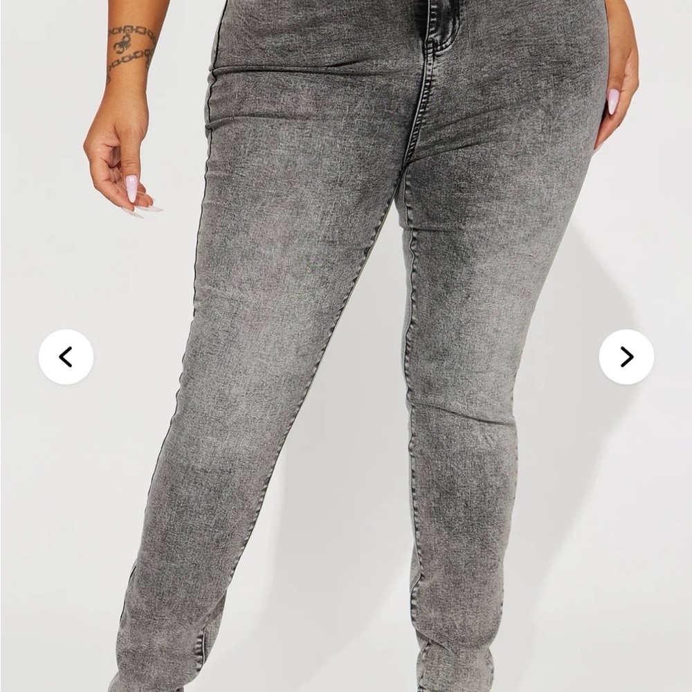 Fashion nova Women's Gray acid wash Jeans in Tall sz 18 plus